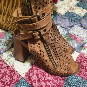 Freebird Theresa Heeled Peep Toe Booties Moon and Stars | Tan | 11